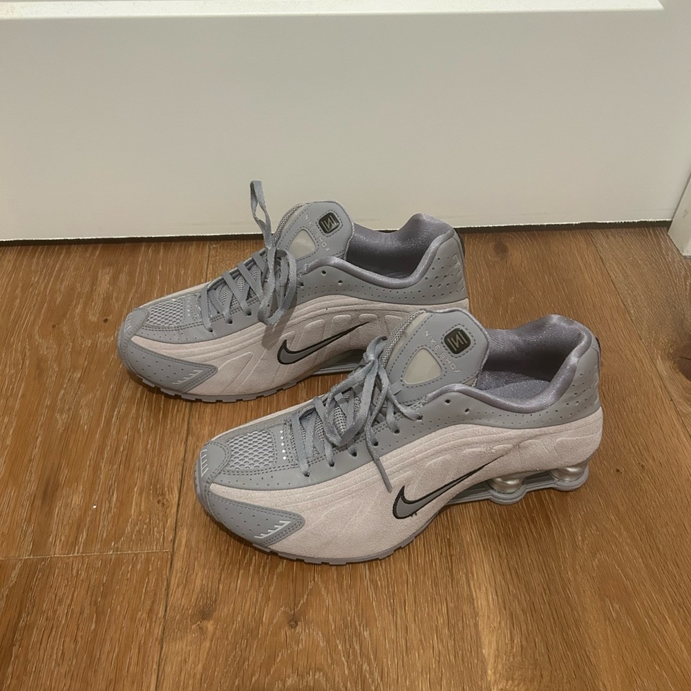 Nike women’s shox Gray Sneakers - Picture 3 of 6